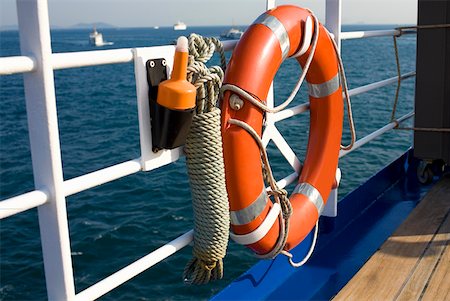 simsearch:841-05962317,k - Life belt tied on the railing of a boat, Athens, Greece Foto de stock - Royalty Free Premium, Número: 625-01752270