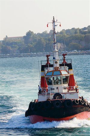 rimorchiatore - Tugboat moving in a river, Athens Greece Fotografie stock - Premium Royalty-Free, Codice: 625-01752280