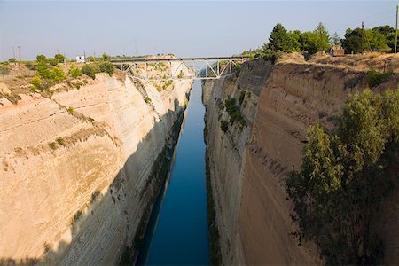 Vue grand angle sur un canal, le Canal de Corinthe, Athènes, Grèce Photographie de stock - Premium Libres de Droits, Code: 625-01752326