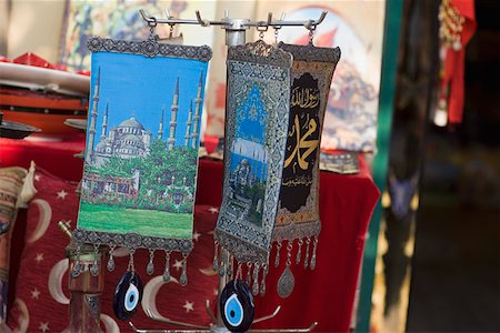 simsearch:625-01752111,k - Peintures de mosquées suspendues à un étal de marché, Istanbul, Turquie Photographie de stock - Premium Libres de Droits, Code: 625-01752355