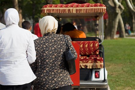 simsearch:625-01752149,k - Rear view of two women standing behind a cart, Istanbul, Turkey Foto de stock - Sin royalties Premium, Código: 625-01752361