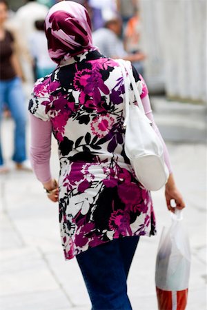 simsearch:862-03355067,k - Rear view of a woman carrying shopping bags, Istanbul, Turkey Stock Photo - Premium Royalty-Free, Code: 625-01752363