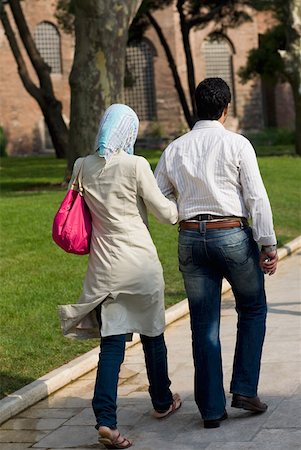 simsearch:625-01752149,k - Rear view of a couple walking with their arm in arm, Istanbul, Turkey Foto de stock - Sin royalties Premium, Código: 625-01752371