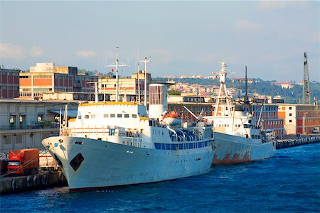 simsearch:625-01752149,k - Ships moored at the dock, Istanbul, Turkey Foto de stock - Sin royalties Premium, Código: 625-01752402