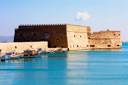 Fortress along the sea, Venetian Fortress, Heraklion Harbour, Crete, Greece Foto de stock - Sin royalties Premium, Código: 625-01752445