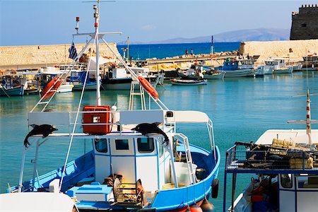 simsearch:625-01752193,k - Boat at a harbor with a fortress in the background, Venetian Fortress, Heraklion Harbour, Heraklion, Crete, Greece Foto de stock - Sin royalties Premium, Código: 625-01752471