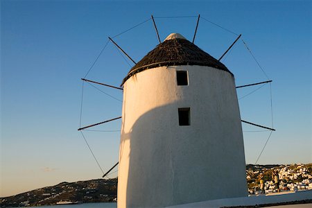 simsearch:841-02899499,k - Low angle view of a traditional windmill, Mykonos, Cyclades Islands, Greece Fotografie stock - Premium Royalty-Free, Codice: 625-01752516