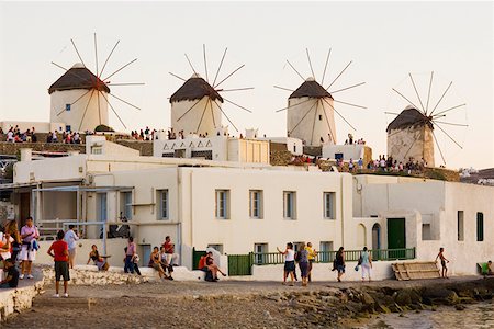 simsearch:630-03479131,k - Grand groupe de personnes en face de moulins à vent traditionnels dans une rangée, Mykonos, Iles Cyclades, Grèce Photographie de stock - Premium Libres de Droits, Code: 625-01752549