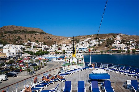 simsearch:625-00840743,k - High angle view of lounge chairs on the deck of a ship, Skala, Patmos, Dodecanese Islands, Greece Fotografie stock - Premium Royalty-Free, Codice: 625-01752642
