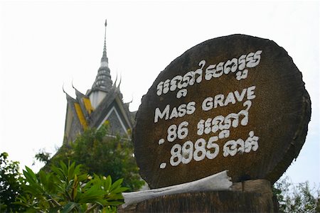 simsearch:625-01752736,k - Gros plan d'un tableau d'information dans un cimetière, The Killing Fields, Choeung Ek, Phnom Penh, Cambodge Photographie de stock - Premium Libres de Droits, Code: 625-01752703