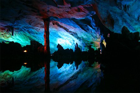 Reflection of rocks in water, Seven Star Cave, Guilin, China Foto de stock - Sin royalties Premium, Código: 625-01752784