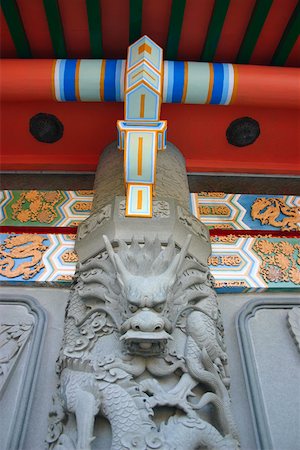 dragon and column - Low angle view of a dragon carved on the column in a monastery, Po Lin Monastery, Ngong Ping, Lantau Hong Kong, China Foto de stock - Sin royalties Premium, Código: 625-01752847