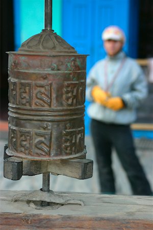 rueda de oración - Close-up of a prayer wheel, Muktinath, Annapurna Range, Himalayas, Nepal Foto de stock - Sin royalties Premium, Código: 625-01752915