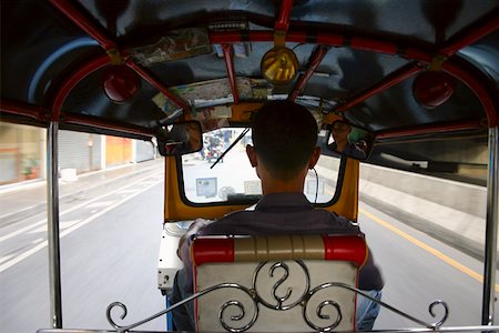 simsearch:625-01265118,k - Rear view of a man driving a tuk- tuk, Bangkok, Thailand Fotografie stock - Premium Royalty-Free, Codice: 625-01753016