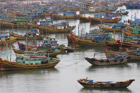 simsearch:625-01753066,k - High angle view of boats moored at a harbor, Hoi An, Vietnam Foto de stock - Sin royalties Premium, Código: 625-01753065