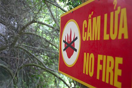 Close-up of a No Fire warning sign, Halong Bay, Vietnam Foto de stock - Sin royalties Premium, Código: 625-01753067