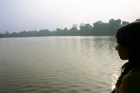 simsearch:625-01753066,k - Side profile of a young woman looking in river, Hanoi, Vietnam Foto de stock - Sin royalties Premium, Código: 625-01753079