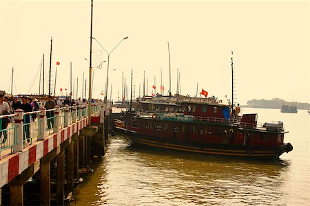 simsearch:625-01753066,k - Tourboats in a bay, Halong Bay, Vietnam Foto de stock - Sin royalties Premium, Código: 625-01753087