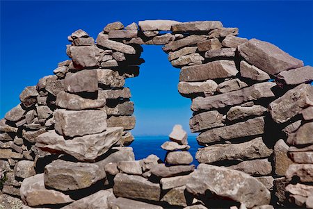 puño - Lac vu à travers un mur de Pierre, île de Taquile, lac Titicaca, Puno, Pérou Photographie de stock - Premium Libres de Droits, Code: 625-01753161