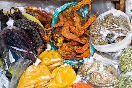 High angle view of assorted spices at a spice stall, Pisaq, Cuzco, Peru Fotografie stock - Premium Royalty-Free, Codice: 625-01753171