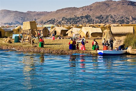 puno - Groupe de personnes dans un village, des îles flottantes Uros, lac Titicaca, Puno, Pérou Photographie de stock - Premium Libres de Droits, Code: 625-01753199