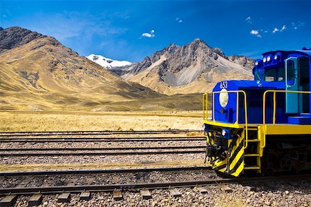 puno - Train sur une voie ferrée avec une chaîne de montagnes à l'arrière-plan, Puno, Pérou Photographie de stock - Premium Libres de Droits, Code: 625-01753304