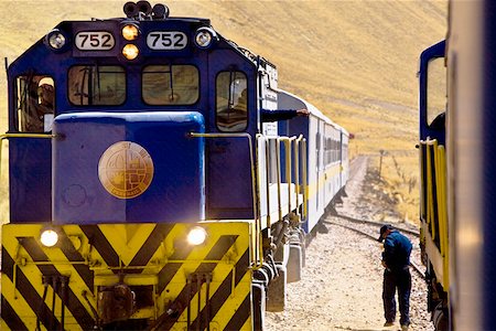 puño - Vue arrière d'un homme qui marche près d'un train, Puno, Cuzco, Pérou Photographie de stock - Premium Libres de Droits, Code: 625-01753337