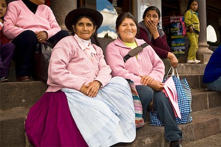 simsearch:625-02933357,k - Porträt einer leitenden Frau mit einer Frau mittleren Alters sitzen auf Schritte, Peru Stockbilder - Premium RF Lizenzfrei, Bildnummer: 625-01753469