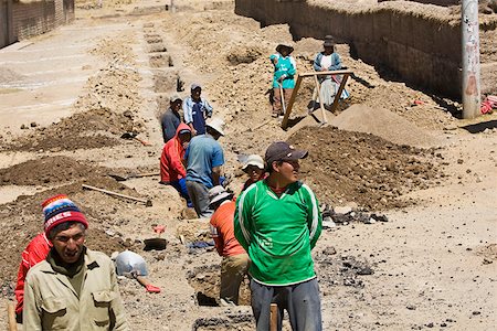 puño - Vue grand angle sur un groupe de personnes creuser un chemin, Puno, Cuzco, Pérou Photographie de stock - Premium Libres de Droits, Code: 625-01753470