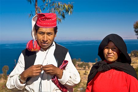 puño - Portrait d'un jeune couple de jeunes mariés debout, île de Taquile, lac Titicaca, Puno, Pérou Photographie de stock - Premium Libres de Droits, Code: 625-01753486