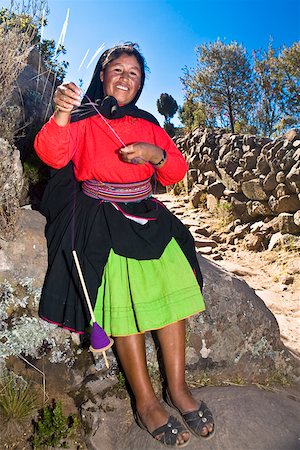 puño - Portrait d'une jeune femme tourne une bobine de fil, île de Taquile, lac Titicaca, Puno, Pérou Photographie de stock - Premium Libres de Droits, Code: 625-01753480