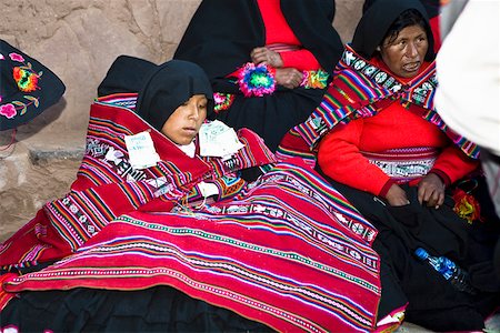 puno - Mature femme assise avec une jeune femme lors d'une cérémonie de mariage, île de Taquile, lac Titicaca, Puno, Pérou Photographie de stock - Premium Libres de Droits, Code: 625-01753482