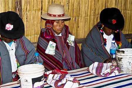 puno - Deux hommes mûrs, assis avec un marié à une table, île de Taquile, lac Titicaca, Puno, Pérou Photographie de stock - Premium Libres de Droits, Code: 625-01753499