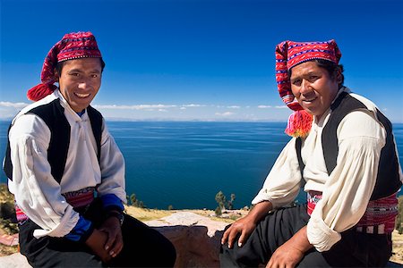 péruvien (homme et femme) - Portrait de deux jeunes hommes assis à l'île de Taquile, lac Titicaca, Puno, Pérou Photographie de stock - Premium Libres de Droits, Code: 625-01753503