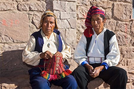 puño - Portrait de deux hommes âgés assis ensemble, île de Taquile, lac Titicaca, Puno, Pérou Photographie de stock - Premium Libres de Droits, Code: 625-01753510