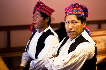 puño - Gros plan des deux jeunes hommes prenant part à une cérémonie de mariage, île de Taquile, lac Titicaca, Puno, Pérou Photographie de stock - Premium Libres de Droits, Code: 625-01753513