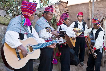 puño - Cinq guitaristes effectuant, lac Titicaca, l'île de Taquile, Puno, Pérou Photographie de stock - Premium Libres de Droits, Code: 625-01753530