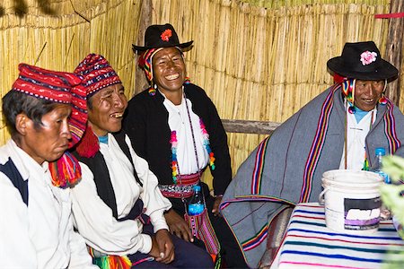 simsearch:625-02268056,k - Quatre personnes assis et souriant, lac Titicaca, l'île de Taquile, Puno, Pérou Photographie de stock - Premium Libres de Droits, Code: 625-01753540