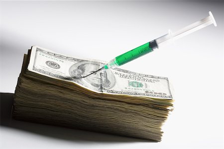 simsearch:614-02393252,k - Close-up of a syringe on US paper currency Stock Photo - Premium Royalty-Free, Code: 625-02265978