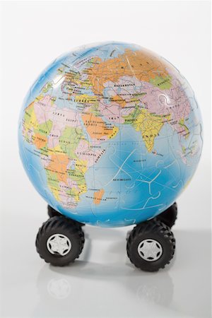 Close-up of a globe on tires Foto de stock - Sin royalties Premium, Código: 625-02265973