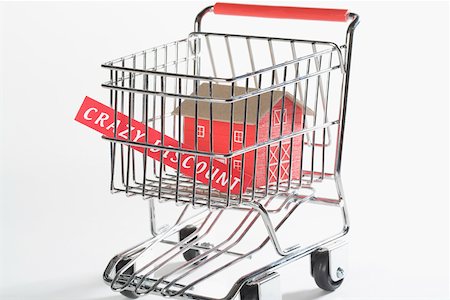 simsearch:625-02265924,k - Close-up of a model home in a shopping cart Foto de stock - Sin royalties Premium, Código: 625-02265981