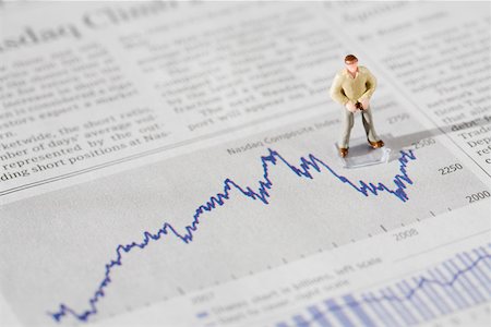 diagramm (graph) - Figur eines Kaufmanns, stehend auf einer Wirtschaftszeitung Stockbilder - Premium RF Lizenzfrei, Bildnummer: 625-02265998