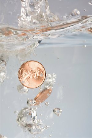 pièce (monnaie) - Gros plan de deux pièces dans de l'eau Photographie de stock - Premium Libres de Droits, Code: 625-02266020