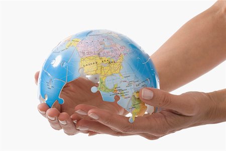 Close-up of a person's hand holding a broken globe Fotografie stock - Premium Royalty-Free, Codice: 625-02266061