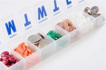 simsearch:614-06443141,k - Boîte de calendrier de médicaments sur ordonnance contenant des pièces de monnaie et capsules Photographie de stock - Premium Libres de Droits, Code: 625-02266126