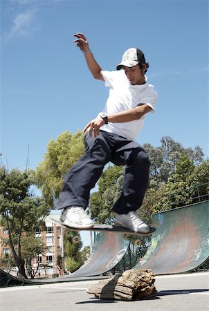 simsearch:625-02266411,k - Young man skateboarding Foto de stock - Sin royalties Premium, Código: 625-02266309