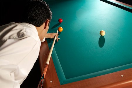 pool cue - Side profile of a man playing pool Foto de stock - Sin royalties Premium, Código: 625-02266339