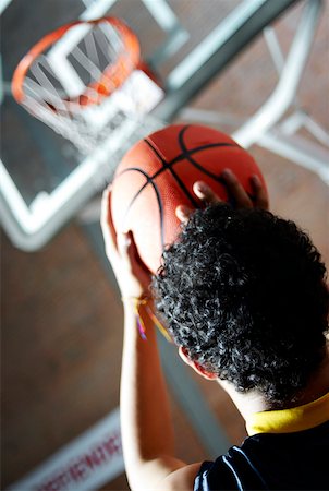 Vue arrière d'un homme jouant au basketball Photographie de stock - Premium Libres de Droits, Code: 625-02266404