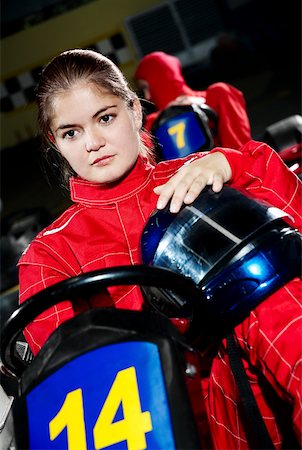 simsearch:625-02266382,k - Weibliche Gokart Racer in einem Sportwagen zu sitzen und denken Stockbilder - Premium RF Lizenzfrei, Bildnummer: 625-02266406