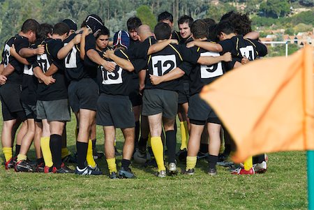 esprit d'équipe - Permanent de l'équipe de rugby dans un cercle Photographie de stock - Premium Libres de Droits, Code: 625-02266410